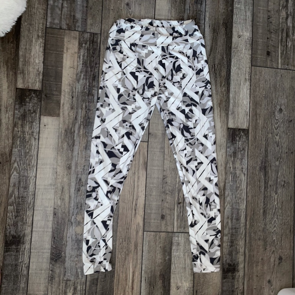 ONE SIZE FITS ALL LEGGINGS!!!